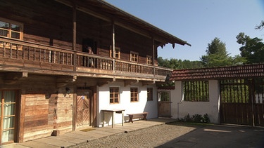 Englfing im Landkreis Deggendorf. Ein Waldlerhaus aus dem 18. Jahrhundert - das einzig verbliebende Baudenkmal am Ort. | Bild: BR/BR