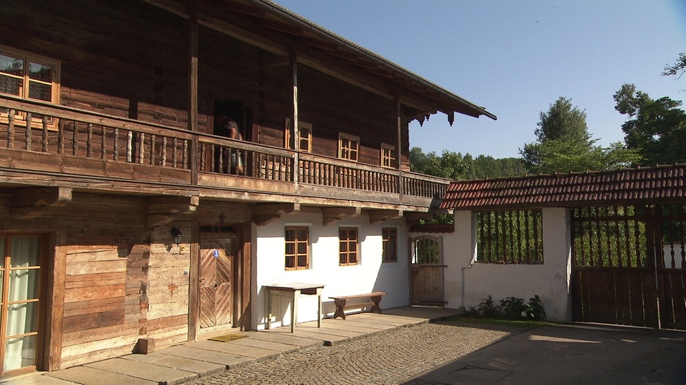 Englfing im Landkreis Deggendorf. Ein Waldlerhaus aus dem 18. Jahrhundert - das einzig verbliebende Baudenkmal am Ort. | Bild: BR/BR