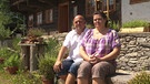 Unter unserem Himmel - Bauernhausgeschichten (Leben mit einem Denkmal): Sandra und Wolfgang Wallinger vor ihrem Bauernhaus in Datting | Bild: BR