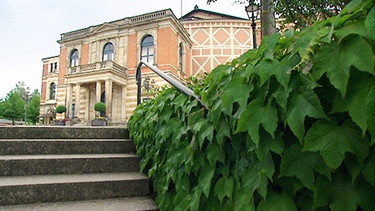 Das Festspielhaus in Bayreuth entstand 1872 nach Plänen des Architekten Otto Brückwald. Bereits 1876 begannen hier die ersten Richard-Wagner-Festspiele. | Bild: BR/BR