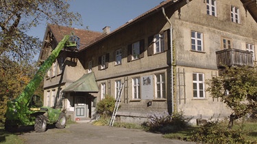 Schulhausgeschichten: Das alte Bühler Dorfschulhaus wird gerade von freiwilligen Helfern winterfest gemacht. | Bild: BR