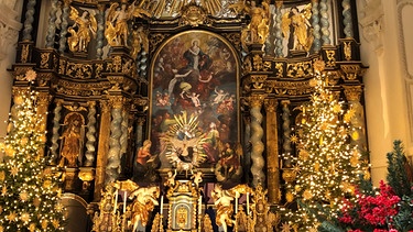 Adventsingen 2023: Der adventlich geschmückte Altar in der Hauptkirche | Bild: BR