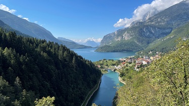 Passstraßen der Alpen: Der Ort Molveno am Nordufer des Lago di Molveno. | Bild: BR