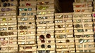 Unter unserem Himmel- Handwerk in der alten Stadt: Aufeinander gestapelte Kisten voller Knöpfe | Bild: BR