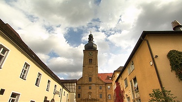 Die Klosterkirche St. Bonifazius steht im Zentrum des Anwesens zwischen dem Wirtshaus und der Klosterbrauerei Weißenohe. | Bild: BR/BR