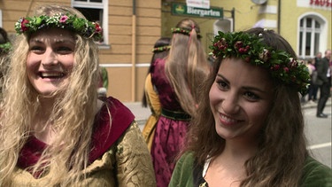 Zwei Landshuterinnen genießen ihre Rollen als polnische Edeldamen. | Bild: BR/Florian Döring