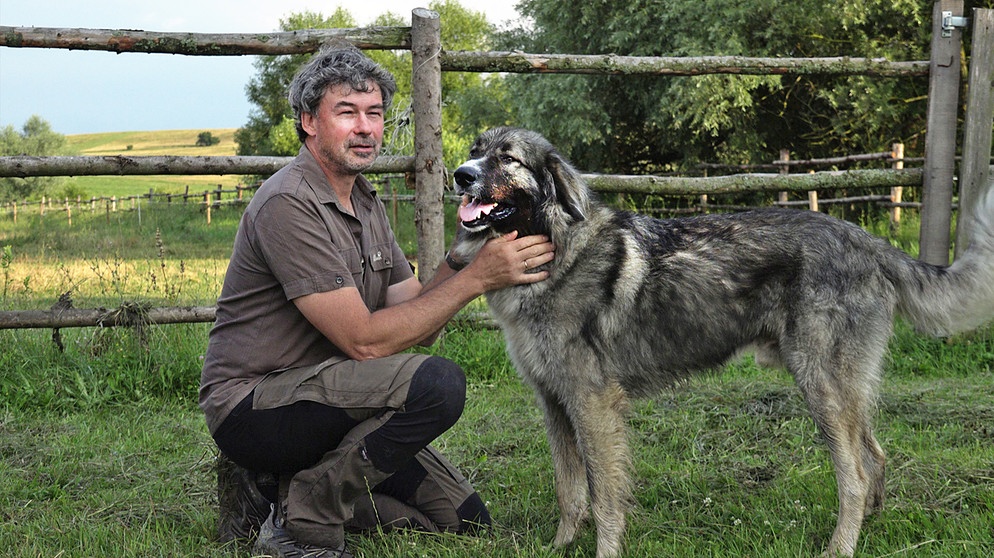 Christoph Promberger mit karpatischem Hirtenhund.  | Bild: BR/Martin Weinhart