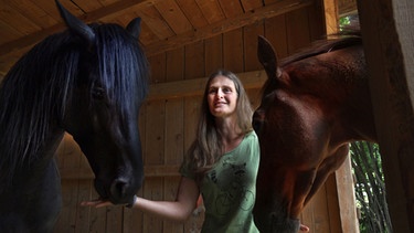 Barbara Promberger mit Pferden. | Bild: BR/Martin Weinhart