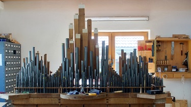 Der Aufbau der Kirchenorgel wird in der Werkstatt geprobt. | Bild: BR/Matti Bauer/Rupert Heilgemeir