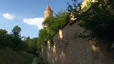Seit bald 600 Jahren umschließt die zweieinhalb Kilometer lange Mauer die Altstadt von Dinkelsbühl.  | Bild: BR