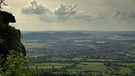 Unter unserem Himmel - Die Dörfer am Staffelberg: Ausblick vom Hausberg hinein ins Obermaintal und den Lautergrund | Bild: BR