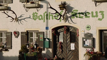 Das Gasthaus Kreuz in Rieden in Tirol ist wegen seiner tiroler-steirischen Küche weithin bekannt. | Bild: BR/Matthias Hlous