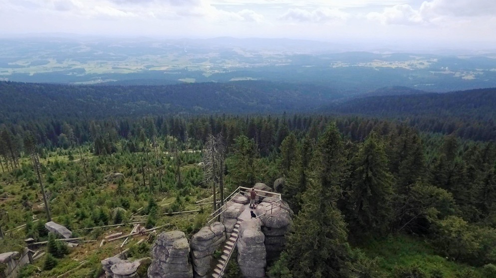 Im Dreiländereck, am Scheitelpunkt von Tschechien, Mühlviertel und bayerischem Wald, liegt der Dreisessel. | Bild: BR