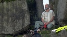 Thomas Zipp lebt seit 20 Jahren auf einer Waldwiese an den Ausläufern des Dreisessel. Im Auftrag der Naturschutzbehörde betreut er diverse Artenschutz-Projekte. | Bild: BR
