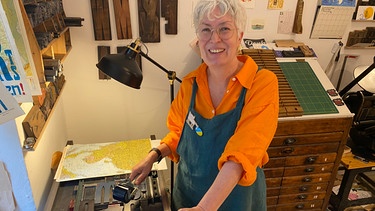 Handdruckerin Susanne Kauth in ihrer Werkstatt. | Bild: BR