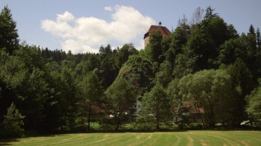 Unter unserem Himmel: Gefrees: Auf einer Felsformation über dem Ölschnitztal liegt die Burgkapelle Stein. | Bild: BR