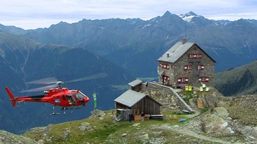 Ab und zu bringt der Helikopter Lebensmittel auf die Erlanger Hütte in den Ötztaler Alpen. | Bild: BR