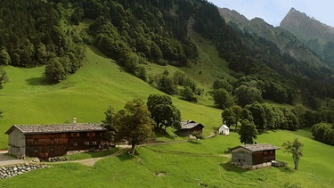 Gerstruben im Allgäuer Dietersbachtal am Fuße der Höfats. Hier steht ein ganzes Dorf unter Denkmalschutz. | Bild: BR