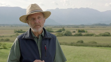 Der Leiter der Unteren Naturschutzbehörde, Peter Strohwasser, kennt jeden Fleck im Murnauer Moos. | Bild: BR/Volker Gabriel