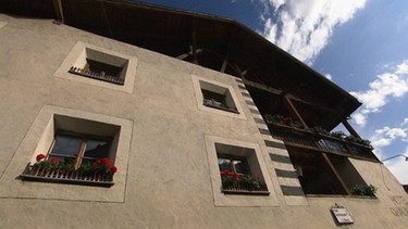 Unter unserem Himmel - Im Val Müstair: Fassade vom Hotel Chalavaina | Bild: BR