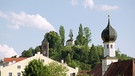Drei Kirchen hat der alte Ortskern von Kraiburg. | Bild: BR/Petra Schütz