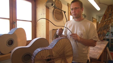Unter unserem Himmel - Junge Instrumentenbauer: Roland Metzner baut Gitarren in seiner Werkstatt. | Bild: BR