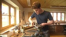 Unter unserem Himmel - Junge Instrumentenbauer: Der Blechblasinstrumentenbauer Sebastian Schwaiger bringt in seiner Werkstatt Instrumente wieder in Schuss. | Bild: BR