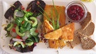 Käseschnitzel mit gemischten Salat | Bild: Andrea Lipp, Hofkäserei Lipp