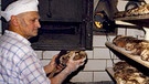 Die Grafmühle: Mühle und Bäckerei in einem. Familie Bauer bäckt aus ausgesuchtem, frisch gemahlenen Mehl hochwertiges, knusprig-frisches Holzofenbrot. | Bild: BR