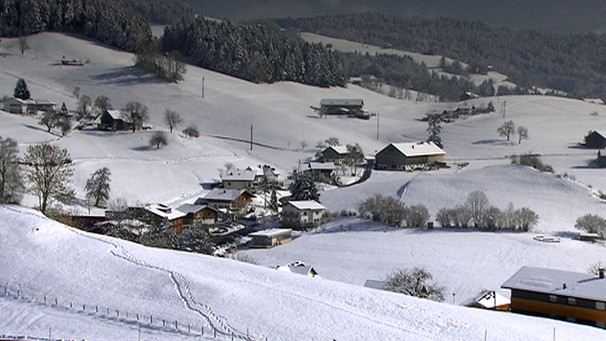 Dorf mit Zukunft - Langenegg in Vorarlberg: Die verschneite Ortsansicht von Langenegg | Bild: BR