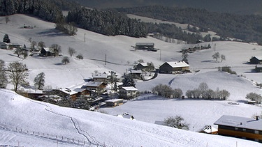 Dorf mit Zukunft - Langenegg in Vorarlberg: Die verschneite Ortsansicht von Langenegg | Bild: BR