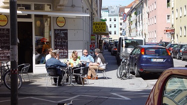 Ein Café an der Türkenstraße. | Bild: BR/Grawol Film Produktion