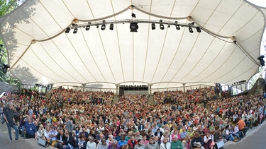 Zuschauer unterm Zeltdach bei den Luisenburg-Festspielen | Bild: BR
