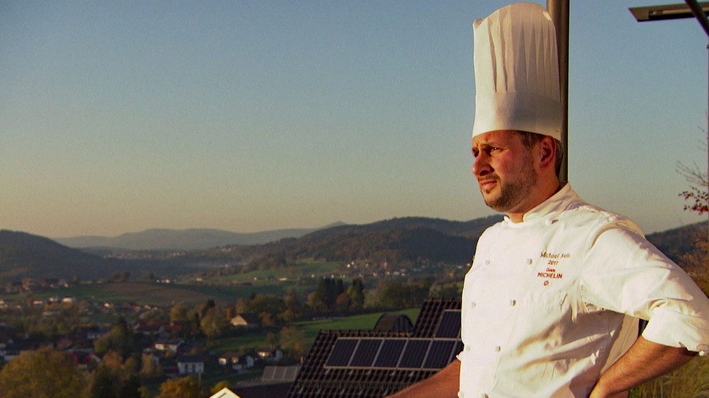 Sternekoch Michael Reis ist in seine Heimatstadt Waldkirchen zurück gekehrt und führt dort ein Gourmet-Restaurant | Bild: BR/Bernd Gierstner