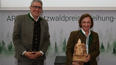 Vorstand der bayerischen Staatsforsten, Herr Reinhardt Neft überreicht den Schutzwald-Preis an Gabriele Mooser | Bild: ARGE Alpenländische Forstvereine