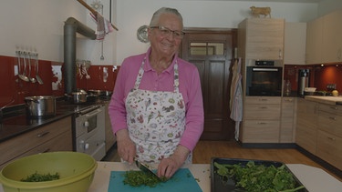 Osterbräuche: Rosie Auer kocht eine Kerbelsusppe.  | Bild: BR/Moritz Kipphart