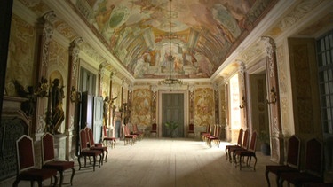 Der Kaisersaal von Schloss Arnstorf wurde vom Maler Melchior Steidl ausgemalt.  | Bild: BR