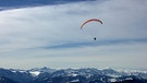 Unter unserem Himmel- Sanfter Tourismus in den Alpen: Ein Gleitschirmflieger am Himmel unter ihm die Berge | Bild: BR