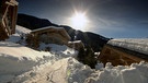 Unter unserem Himmel- Sanfter Tourismus in den Alpen: Blockbauten aus Zedernholz im tiefen Schnee, die Sonne scheint  | Bild: BR