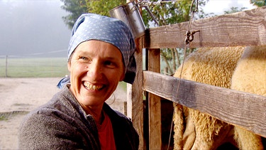 Geschichten aus dem Oberen Innviertel: Sonja Wimmer melkt ihre Schafe und Ziegen | Bild: BR