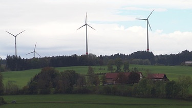 Unter unserem Himmel - Sonne, Wind und Bauernland - Der Preis für grüne Energie: Windräder im Allgäu | Bild: BR
