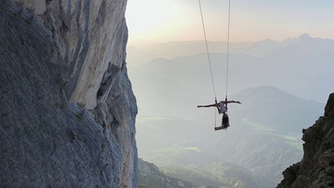 Milli (Stefanie Millinger) macht hoch über dem Tal einen Spagat am Trapez. | Bild: Alexander Wengler/Max Thausing/Alexander Wengler/Max Thausing