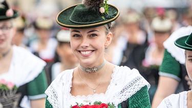 Junge Frau in traditioneller bayerischer Tracht | Bild: BR/Markus Konvalin