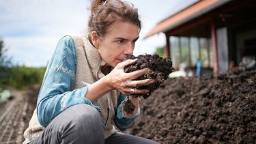 Der Boden lebt: Um das Bodenleben zu verbessern, stellt Christine Bajohr Kompost her. | Bild: BR/Josef Mayerhofer