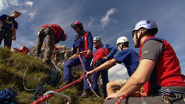 Junge Bergwachtler üben das Abseilen an einer Felswand für die Bergwachtprüfung. | Bild: BR
