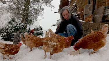 Moni Lenz mit ihren Hühnern. | Bild: BR/Peter Künzel