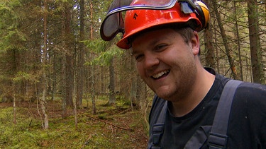 Max Grünzinger aus Finsterau beim Durchforsten des Waldes nach Brennholz | Bild: BR/Rupert Heilgemeir