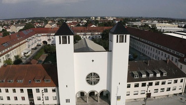 Was von oben wie ein Kloster aussieht, war einst die Kommandantur des Fliegerhorstes von Neutraubling.  | Bild: BR/Dieter Nothaft