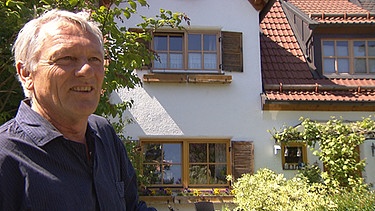 Kabarettist Josef Brustmann vor seinem Elternhaus in Waldram  | Bild: BR/Detlef Krüger