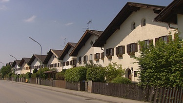 Jenseits der Altstadt von Wolfratshausen liegt eine 1940 erbaute kleine Siedlung im sogenannten Heimatstil. | Bild: BR/Detlef Krüger